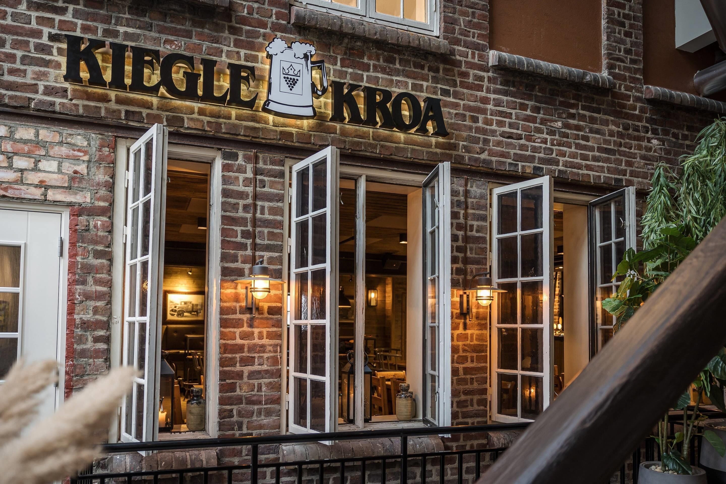 2 restaurants, lunch, dinner served; American cuisine