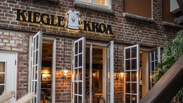 A brick building with the sign "KIEGLE KROA" and large open windows. - Quality Hotel Prinsen (Trondheim)