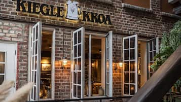 2 restaurants, lunch, dinner served; American cuisine