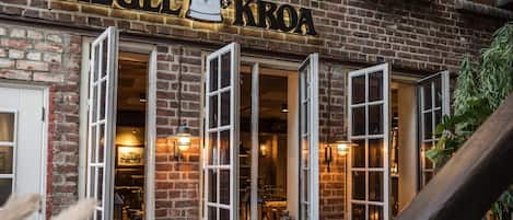 2 restaurants, lunch, dinner served; American cuisine