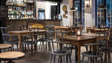 2 restaurants; lunch and dinner served