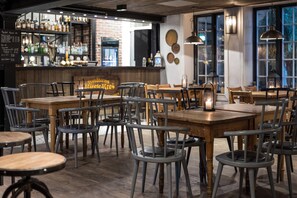 2 restaurantes: opção de almoço e jantar
