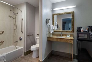 Habitación, 1 cama de matrimonio grande, accesible para personas con discapacidad, no fumadores | Baño | Secador de pelo y toallas