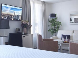 Een minibar, een kluis op de kamer, een bureau, geluiddichte muren