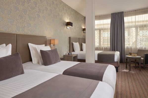 Quadruple Room | In-room safe, desk, iron/ironing board, free WiFi