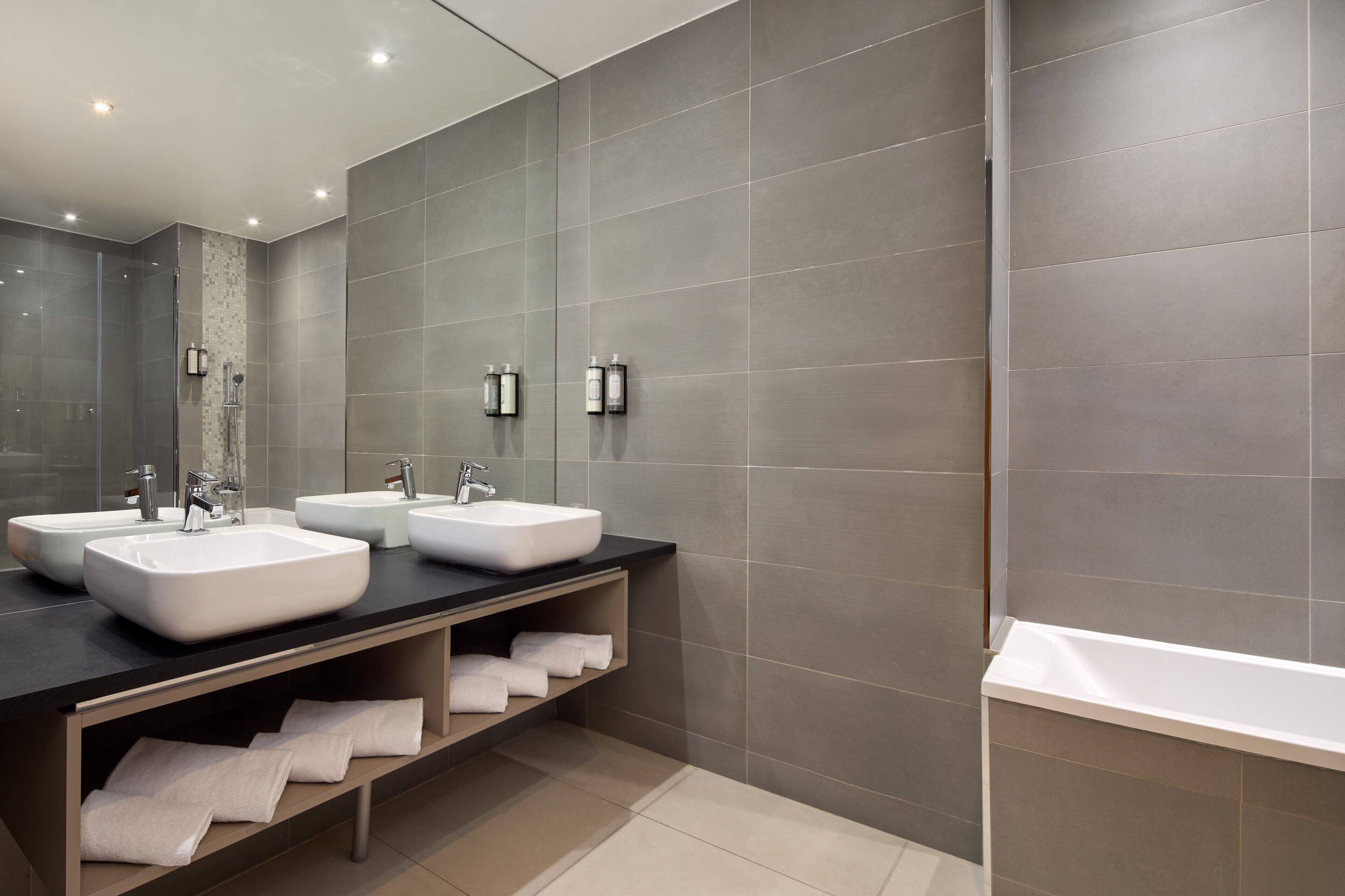 deluxe room | bathroom | free toiletries, hair dryer, towels