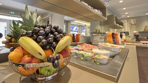 A buffet area with a variety of fruits and yogurt cups. - Timhotel Opera Blanche Fontaine (Paris)