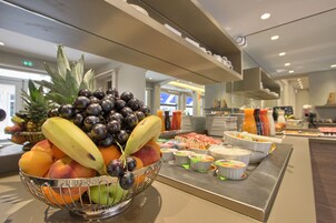 Se ofrece un desayuno bufé (19 EUR por persona)