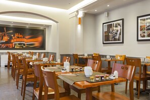 Frukostbuffé varje dag (EUR 19 per person)