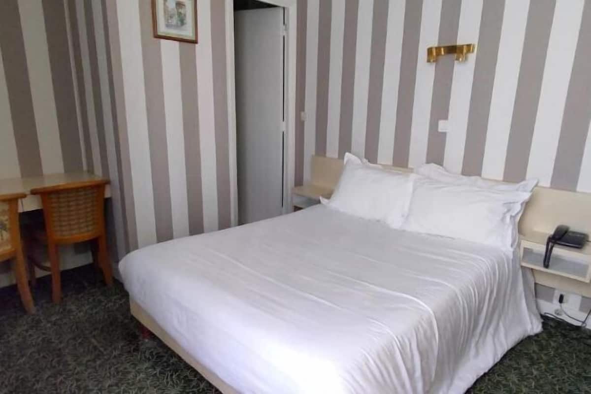In-room safe, soundproofing, iron/ironing board, free WiFi