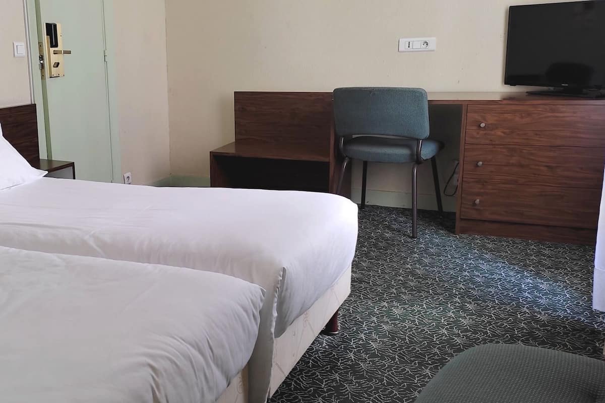In-room safe, soundproofing, iron/ironing board, free WiFi