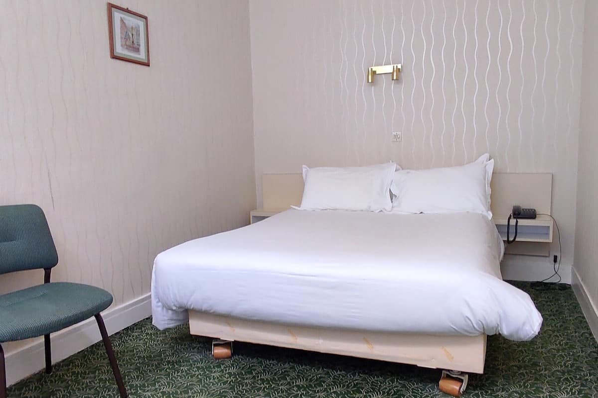 In-room safe, soundproofing, iron/ironing board, free WiFi