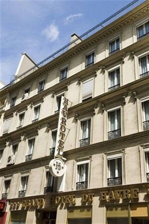 A multi-story hotel with a classic architectural style, featuring a prominent sign for the Grand Hotel Du Havre. - Grand Hôtel du Havre (Paris)