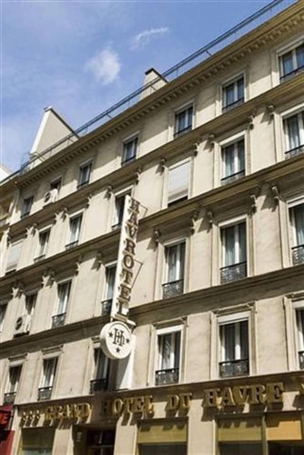 Front of property - evening/night - Grand Hôtel du Havre (Paris)