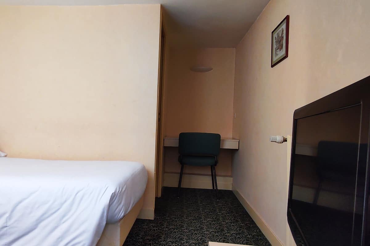 Classic Single Room | In-room safe, soundproofing, iron/ironing board, free WiFi