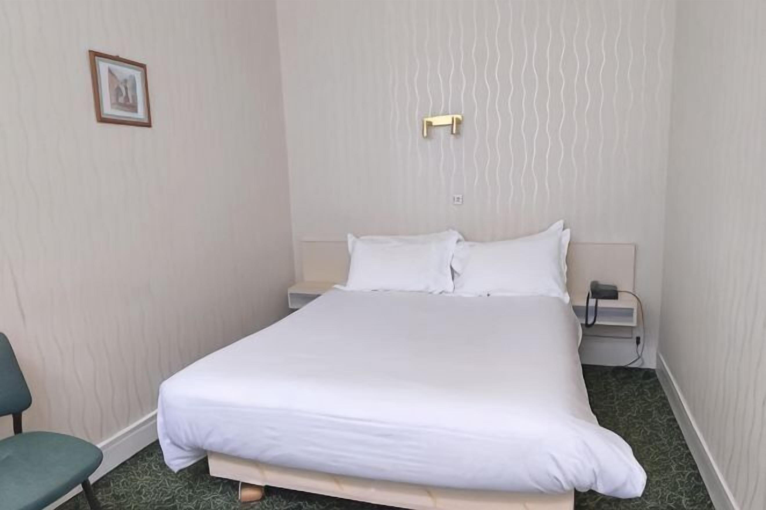 In-room safe, soundproofing, iron/ironing board, free WiFi