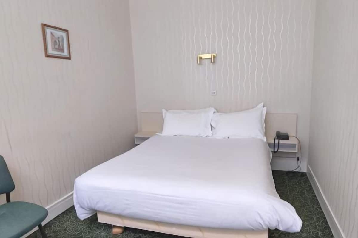 In-room safe, soundproofing, iron/ironing board, free WiFi