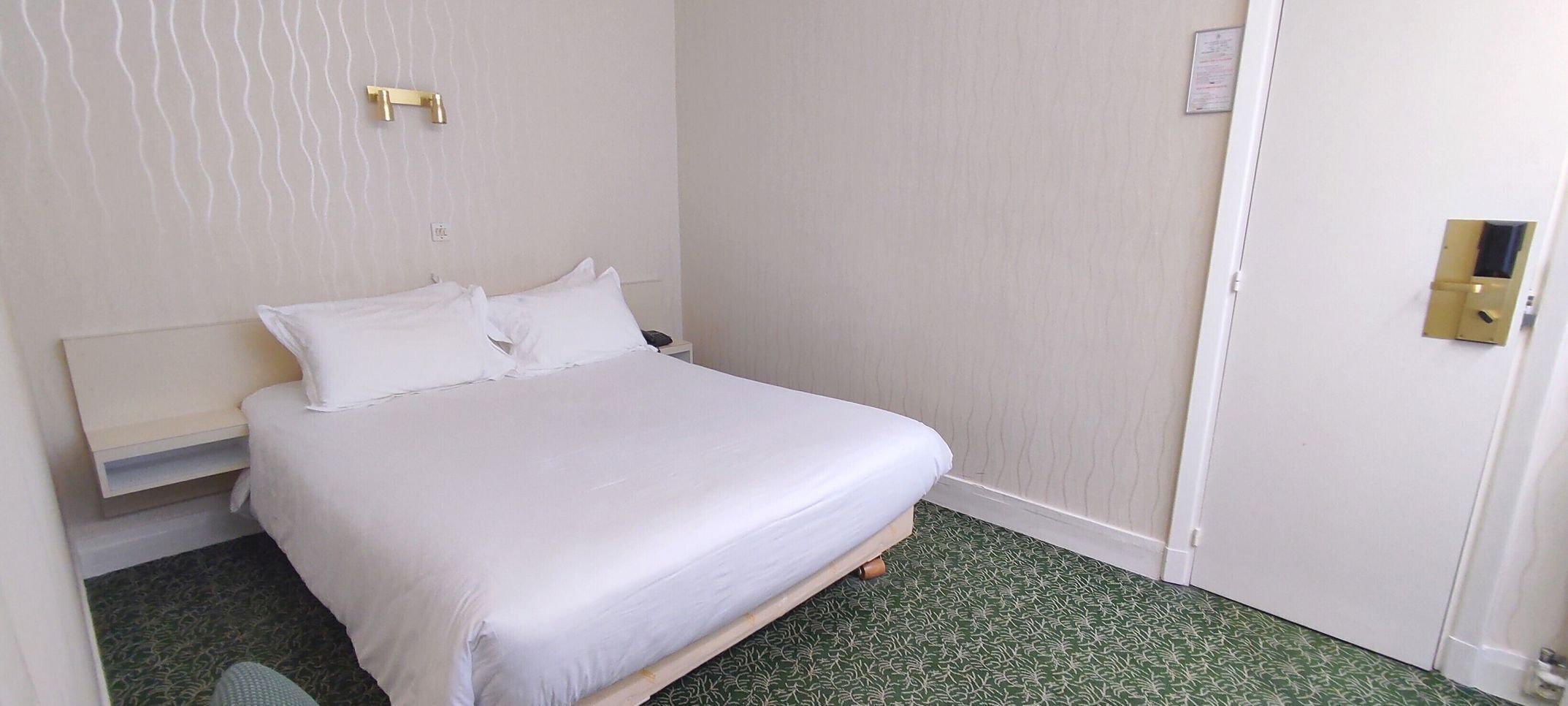 In-room safe, soundproofing, iron/ironing board, free WiFi