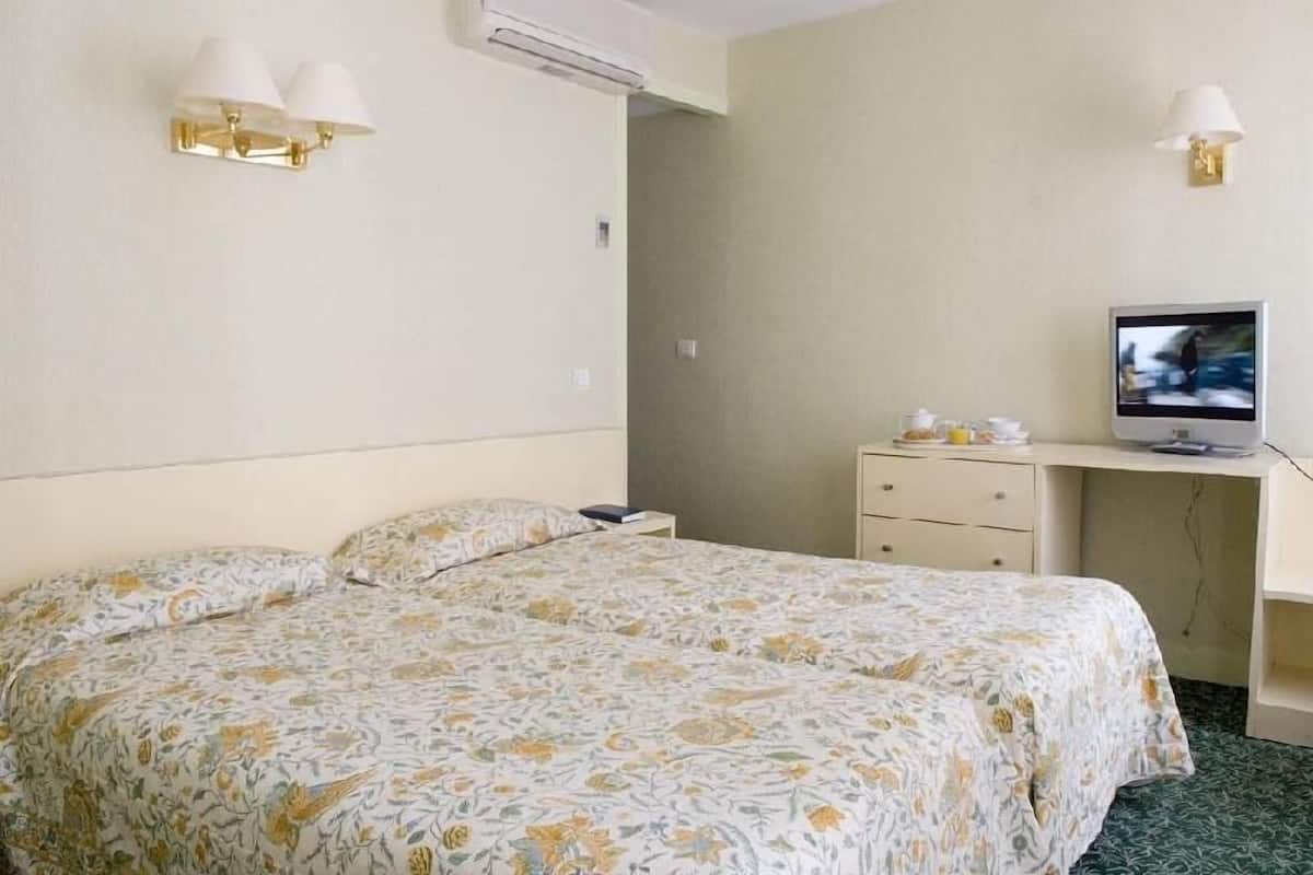 In-room safe, soundproofing, iron/ironing board, free WiFi