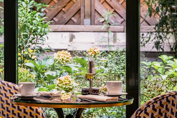 Se ofrece un desayuno bufé (34 EUR por persona)