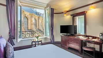 Deluxe trippelrum | 1 sovrum, sängtillbehör av högsta kvalitet, bäddmadrasser och minibar
