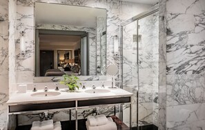 Studiosviitti, 2 parisänkyä | Kylpyhuone | Suihkun ja ammeen yhdistelmä, designer-hygieniatuotteet, hiustenkuivaaja