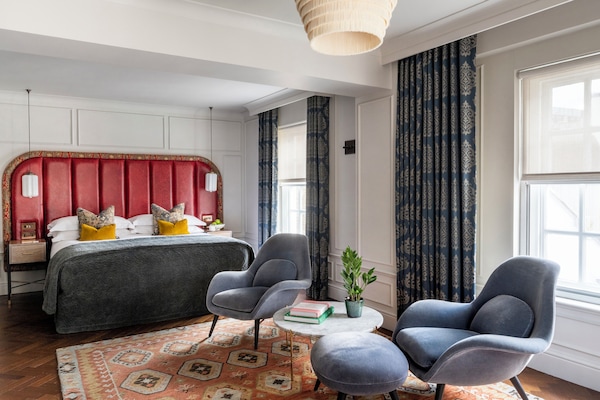 Luxury Studio Suite, 1 King Bed | Premium bedding, in-room safe, individually decorated