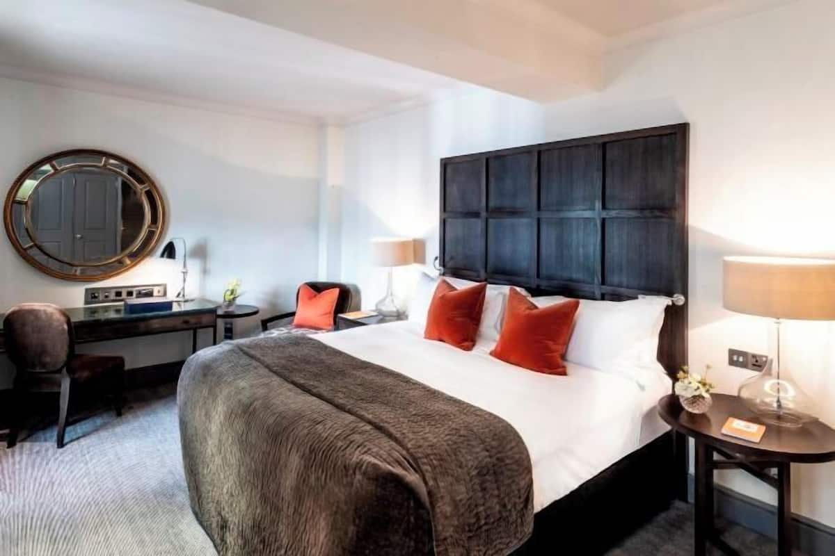 Premium bedding, in-room safe, individually decorated