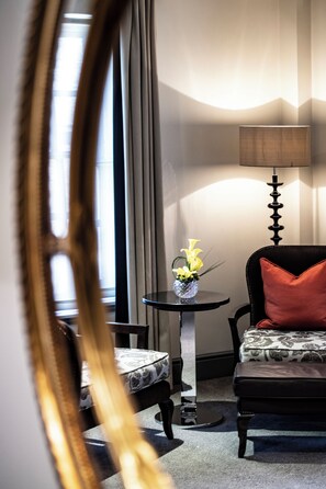 Deluxe Room, 1 Queen Bed | Premium bedding, in-room safe, individually decorated