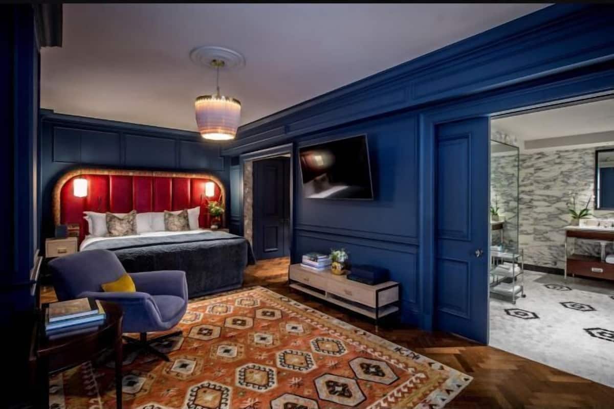 Premium bedding, in-room safe, individually decorated