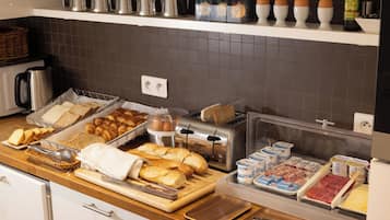 Colazione continentale, servita tutte le mattine (14 EUR a persona)