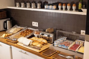 Café da manhã continental todos os dias (EUR 14 por pessoa) 