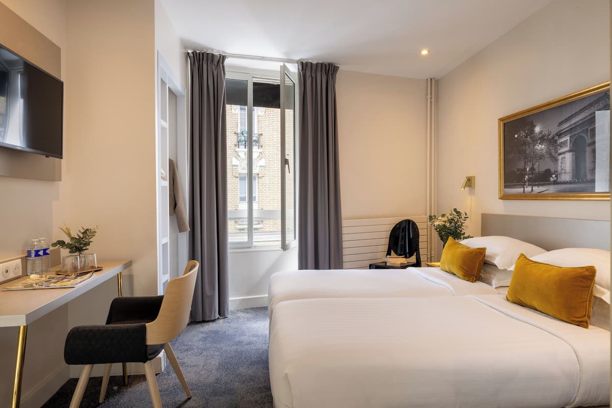 Quarto duplo clássico | Cofres nos quartos, escrivaninha, quartos à prova de som, berços grátis