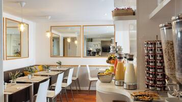 Dagelijks continentaal ontbijt (EUR 14 per persoon)