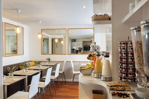 Päivittäinen mannermainen aamiainen (16 EUR per henkilö)