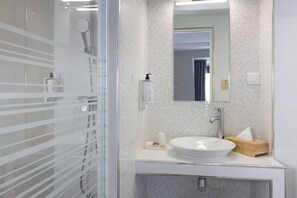 Quarto casal | Banheiro | Chuveiro, produtos de toalete grátis, secador de cabelo 