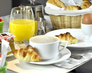 Daily continental breakfast (EUR 14 per person)