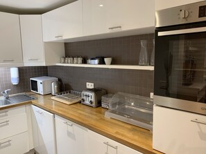 Daily continental breakfast (EUR 14 per person)