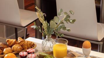 Tägliches kontinentales Frühstück (14 EUR pro Person)