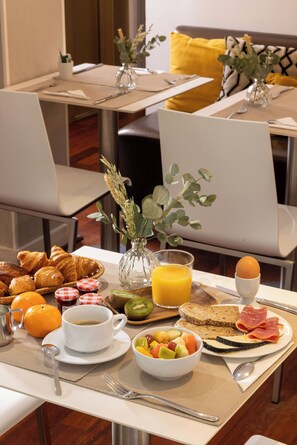 Petit déjeuner continental (14 EUR par personne)