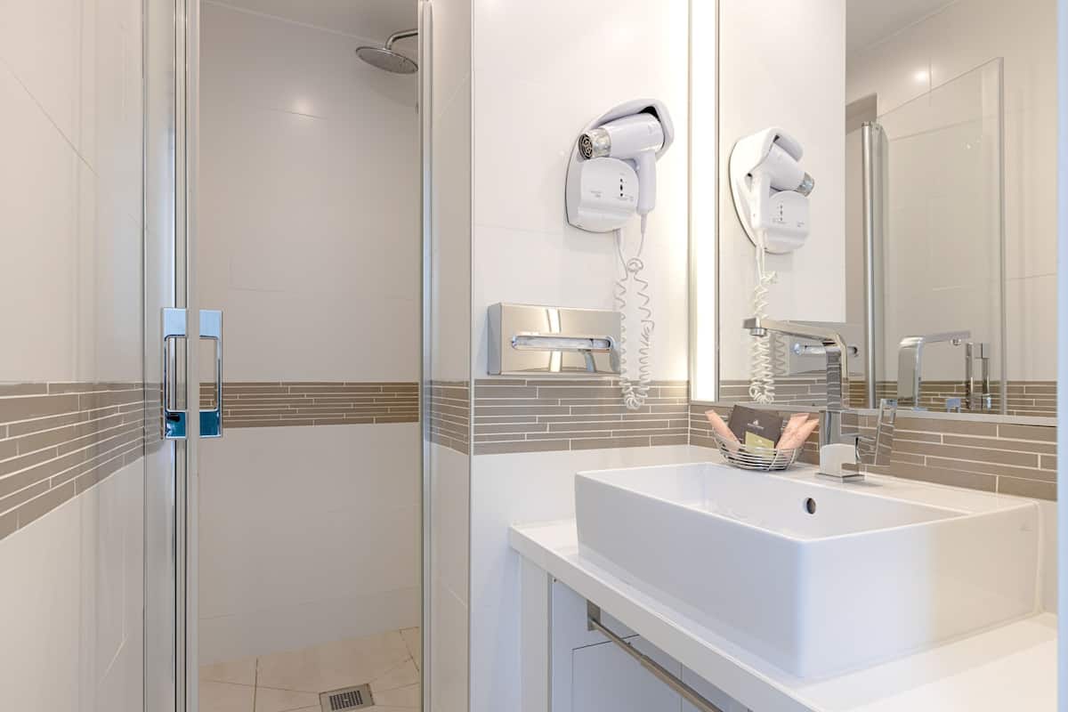 Bathroom | Hair dryer, towels