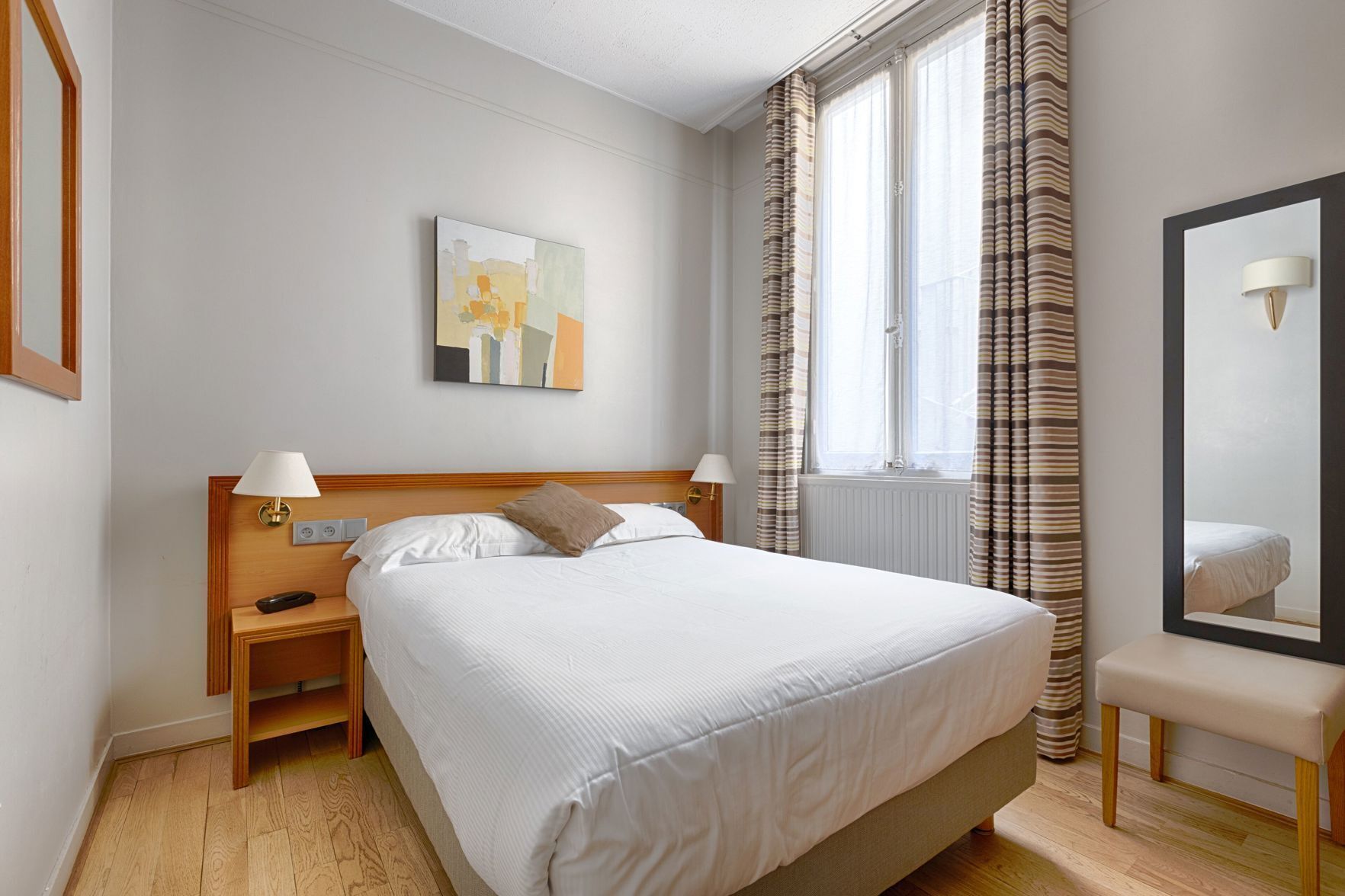 Coffres-forts dans les chambres, bureau, Wi-Fi gratuit, draps fournis