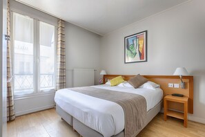 In-room safe, desk, free WiFi, bed sheets - Beaugency Hotel (Paris)