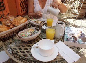 Petit déjeuner continental (8 EUR par personne)