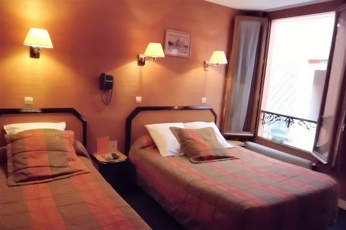Triple Room | Desk, iron/ironing board, free WiFi, bed sheets