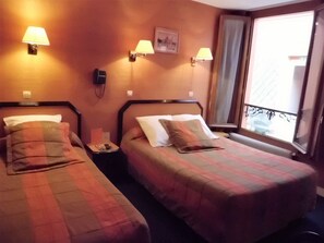 Driepersoonskamer | Een bureau, een strijkplank/strijkijzer, gratis wifi, beddengoed