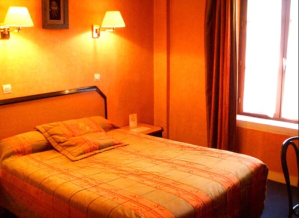 Bureau, fer et planche à repasser, Wi-Fi gratuit, draps fournis