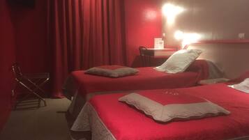 Standard Twin Room | Desk, iron/ironing board, free WiFi, bed sheets