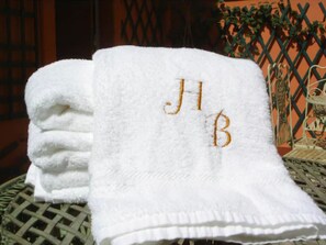 Shower, free toiletries, hair dryer, towels - Beaunier (Paris)