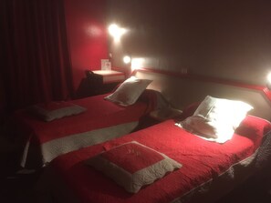 Desk, iron/ironing board, free WiFi, bed sheets - Beaunier (Paris)